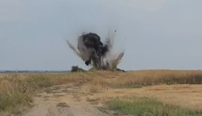 Zeci de explozii pe un câmp din Argeș. Polițiștii și jandarmii au restricționat accesul în zonă