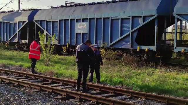 Un adolescent a fost electrocutat după ce s-a urcat pe un tren, ca să fie filmat. Are arsuri pe 80% din corp