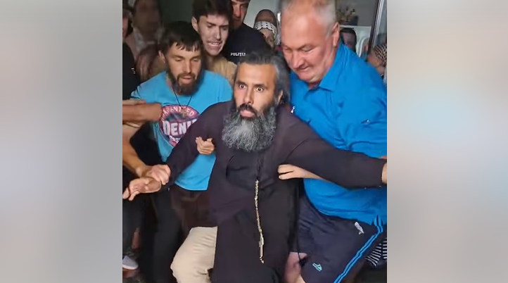 Scandal la o biserică din R. Moldova. Preotul a fost scos cu forța din biserică și alungat de enoriași. VIDEO