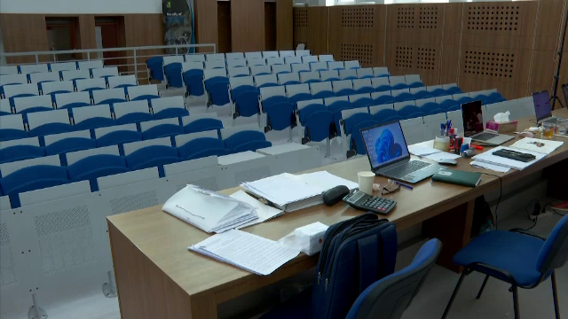 Profesoară din Iași, acuzată că a blocat semnalul mobil la un examen. „O pungă de cadouri din care ieșeau mai multe antene”