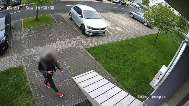 Cum a reușit un bărbat să dea în chirie apartamentele unor necunoscuți. Detaliul dintr-o poză care l-a dat de gol