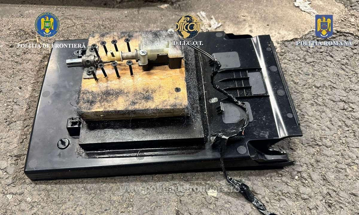 Un bărbat a fost arestat după ce polițiștii de frontieră de la Nădlac au descoperit ce ascundea în mașină. FOTO