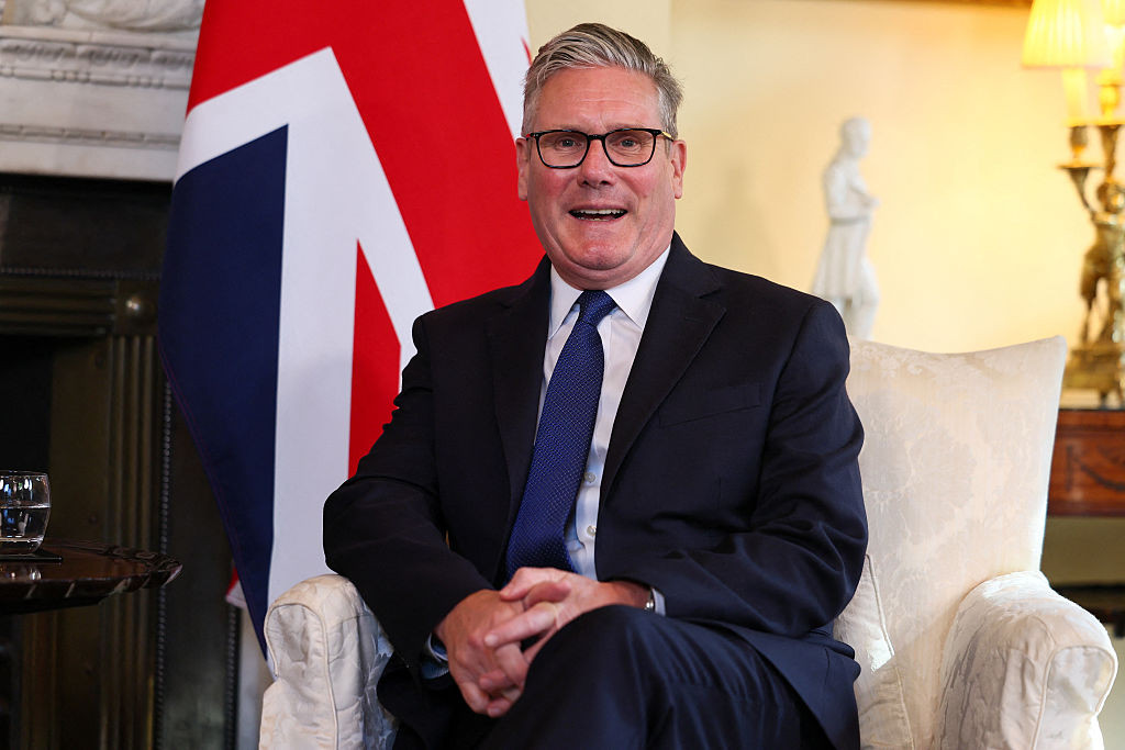 Azilanții din Regatul Unit vor fi mutați din hoteluri în cazărmi. Premierul Keir Starmer e în plină remaniere guvernamentală