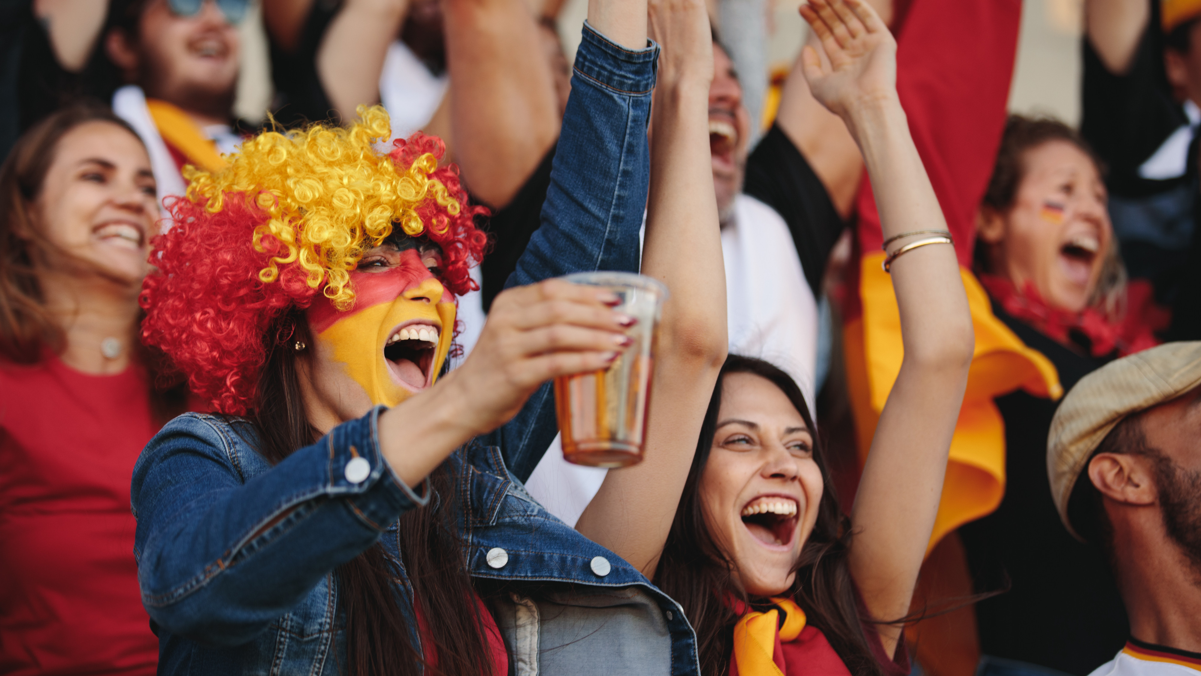 Berea cu alcool ar putea reveni pe stadioane. Modificarea legii a primit avizul CES și așteaptă votul Parlamentului