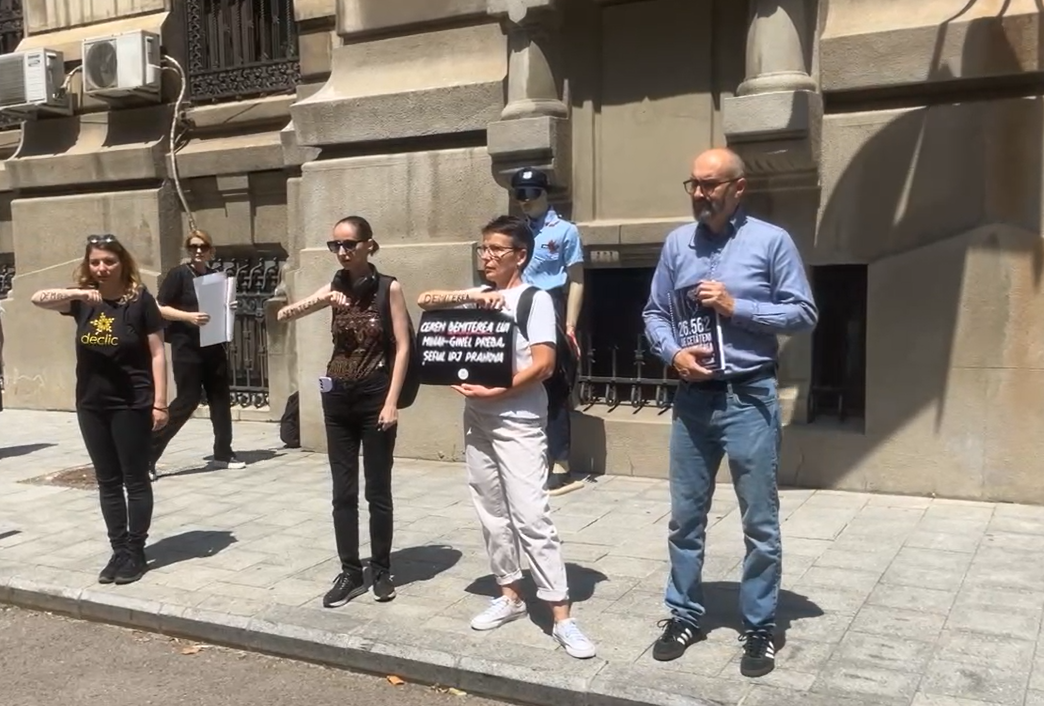 Zeci de protestatari cer demisia șefului Poliției Prahova, după ce o tânără a fost ucisă cu un topor de fostul iubit