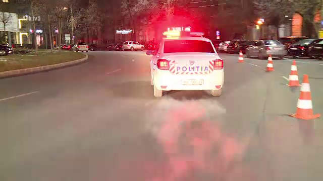 Un polițist și-a dus soția la muncă cu girofarul pornit și a provocat un accident, pe drum. Șeful său a încercat să-l acopere