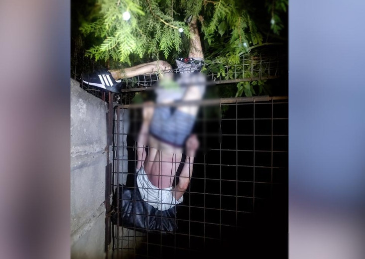 Un bărbat a rămas agăţat de un gard în timp ce era urmărit de poliţişti, în Buzău. A fost dat jos de pompieri