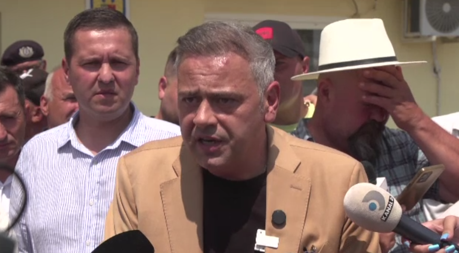 Revoltă în Dâmbovița. Un fermier a fost amendat că a udat varza cu apă din râu și „a pus în pericol Capitala”