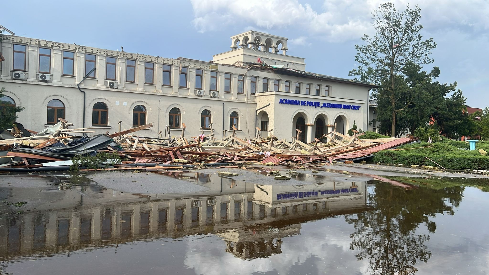 O clădire a Academiei de Poliţie, avariată grav de furtună. Sindicatul Europol: „Efecte ale unui sistem putred” | FOTO