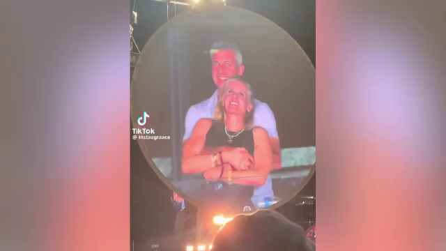 CEO-ul surprins îmbrățișând o colegă la un concert Coldplay a demisionat din funcție după momentul viral