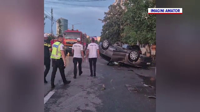 Accident spectaculos în Craiova. Un șofer a intrat cu mașina într-un copac, s-a răsturnat și a lovit alte două mașini