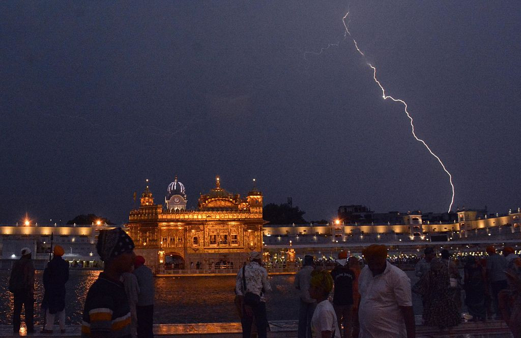 Cel puțin 33 de oameni uciși de trăsnete în India. Majoritatea victimelor au fost lovite în timp ce lucrau pe câmp