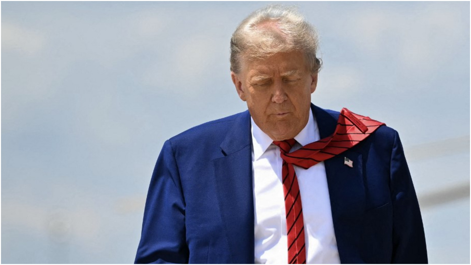 Trump s-a plâns medicului său de la Casa Albă că i se umflă gleznele. Boala cu care a fost diagnosticat la scurt timp