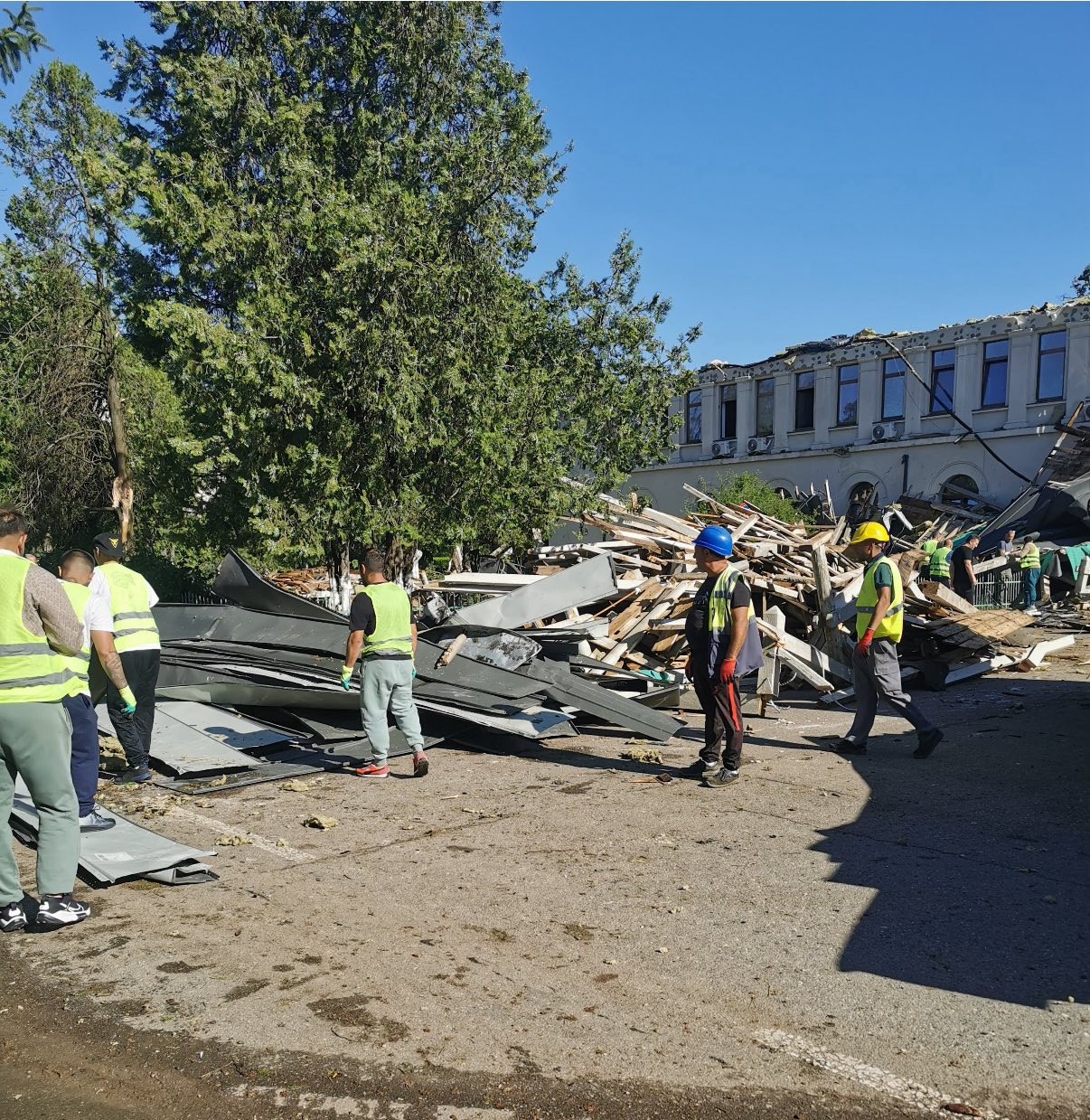 Culmea ironiei: MAI cere ajutorul deținuților, după furtuna care a distrus acoperișul Academiei de Poliție