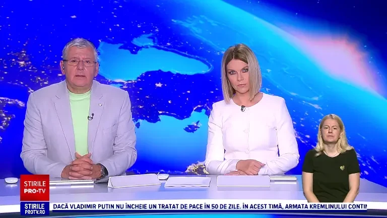 Accident spectaculos în Craiova. Un șofer a intrat cu mașina într-un copac, s-a răsturnat și a lovit și două mașini