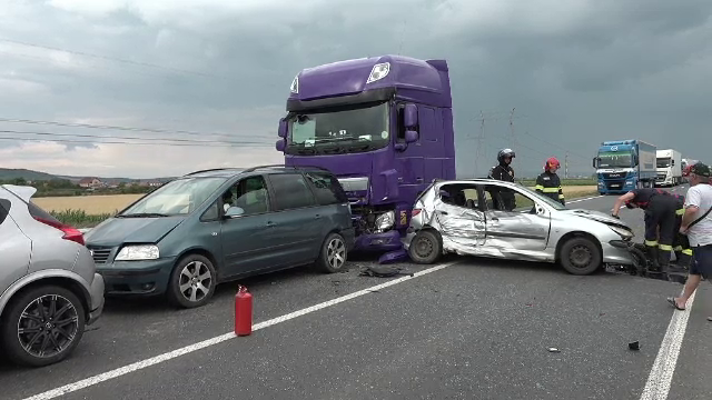 Accident grav lângă Oradea. Un TIR a lovit cinci mașini, iar una a fost strivită complet. Șoferul a scăpat cu răni ușoare