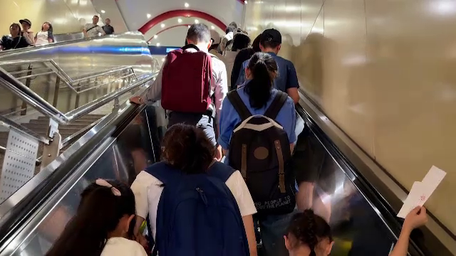 China renunță la regula „stai pe dreapta, urcă pe stânga” pe scările rulante. De ce ar fi, de fapt, periculoasă