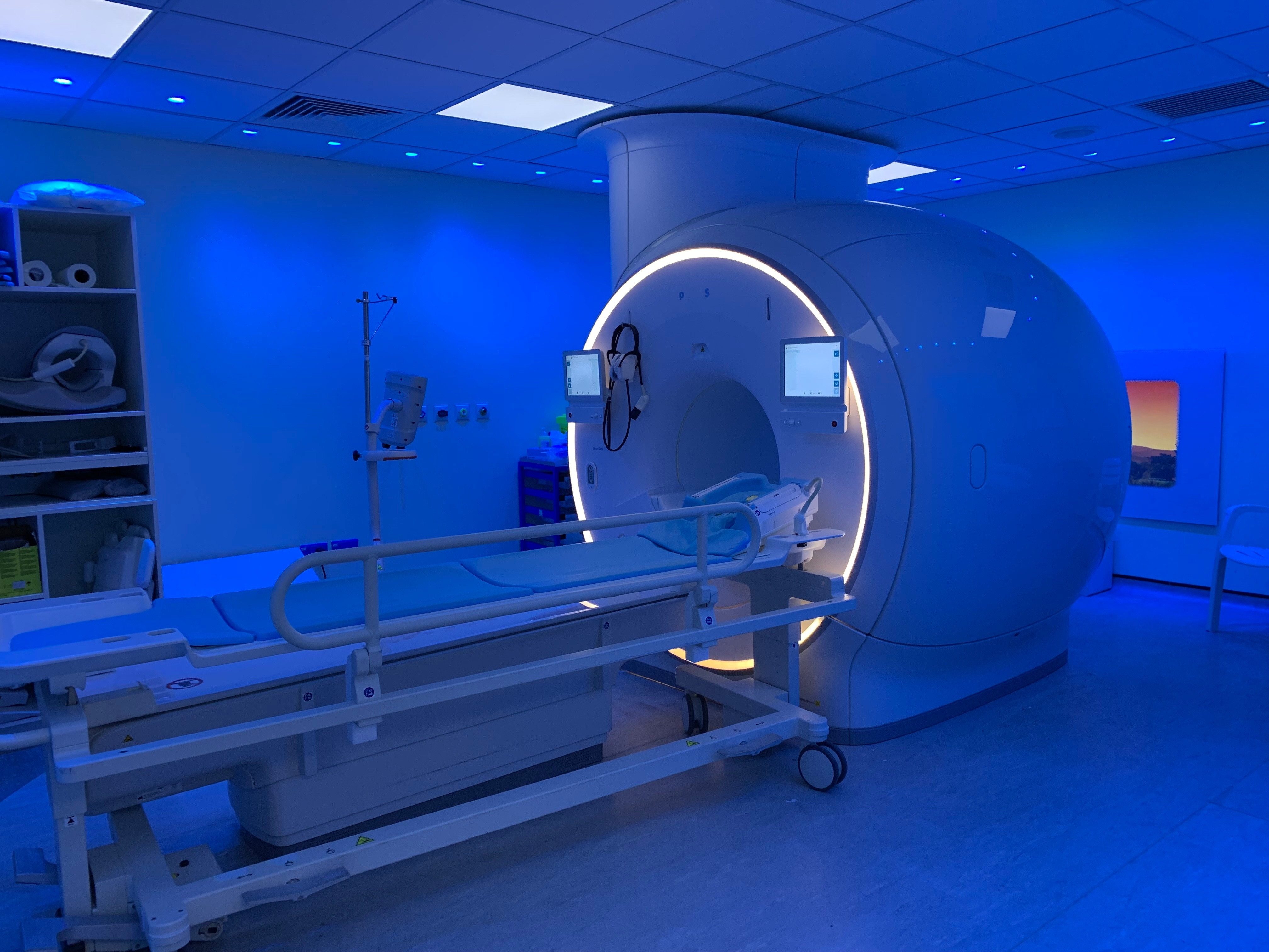 Incident horror în New York. Un bărbat care purta un colier metalic a fost absorbit de un aparat RMN