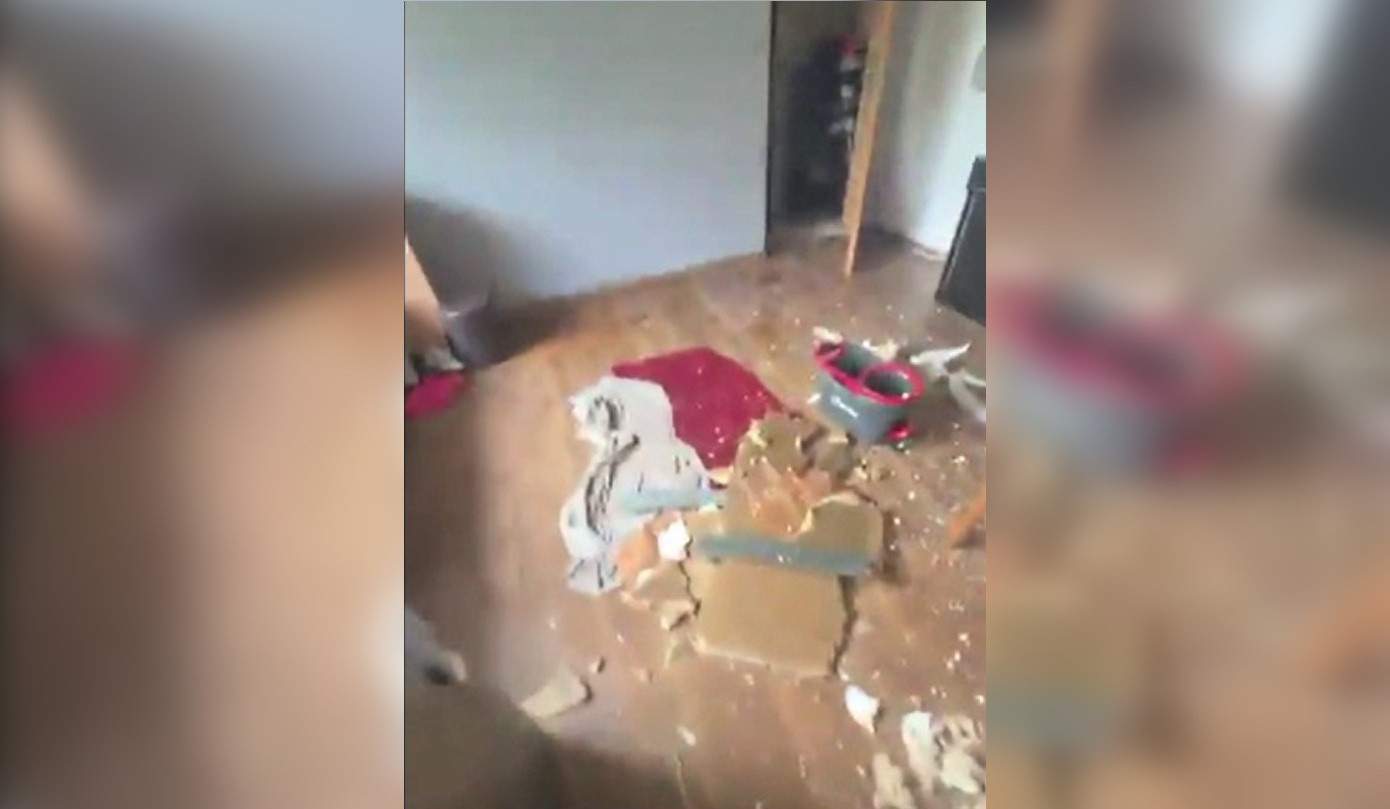 Cum au ajuns zeci de familii din Bihor să trăiască într-un bloc fără acoperiș, după vijeliile recente. Gafa muncitorilor