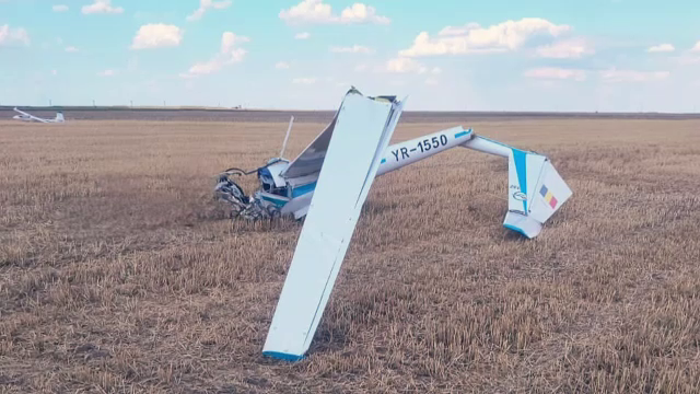 Un tânăr a murit după ce s-a prăbușit cu planorul pe un câmp, aproape de Caracal