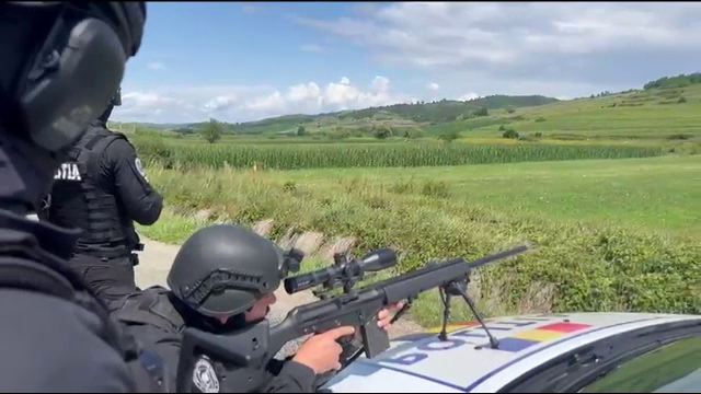 Polițiștii români au adus ”artileria grea” în căutarea criminalului Emil Gânj. La operațiune au fost mobilizați și lunetiști