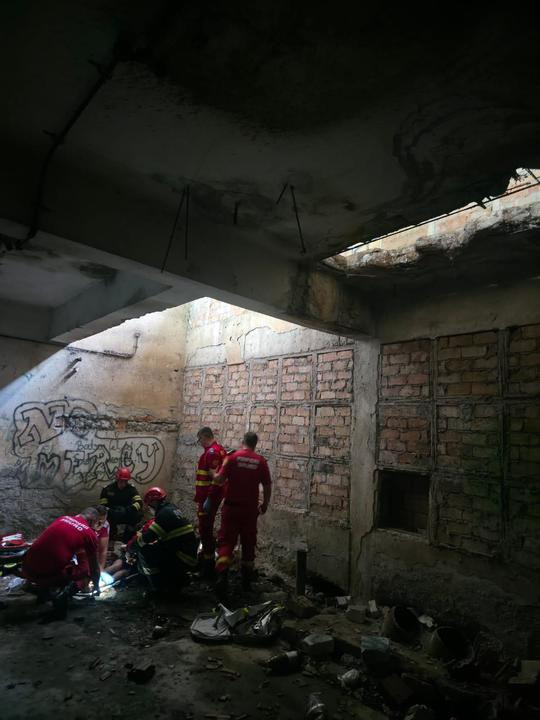 Incident grav în Târgu Mureș. Un copil de 12 ani a căzut într-un canal de patru metri. El a fost dus în stare gravă la spital