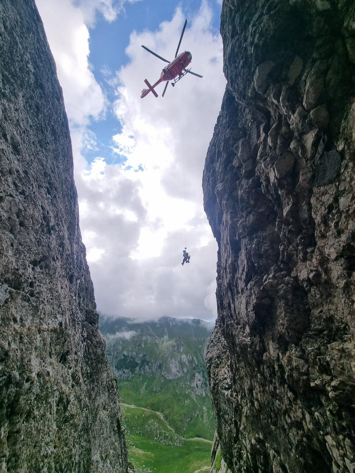 O femeie a fost strivită de doi bolovani în Bucegi. Ea a fost transportată cu elicopterul SMURD la un spital din Brașov. FOTO