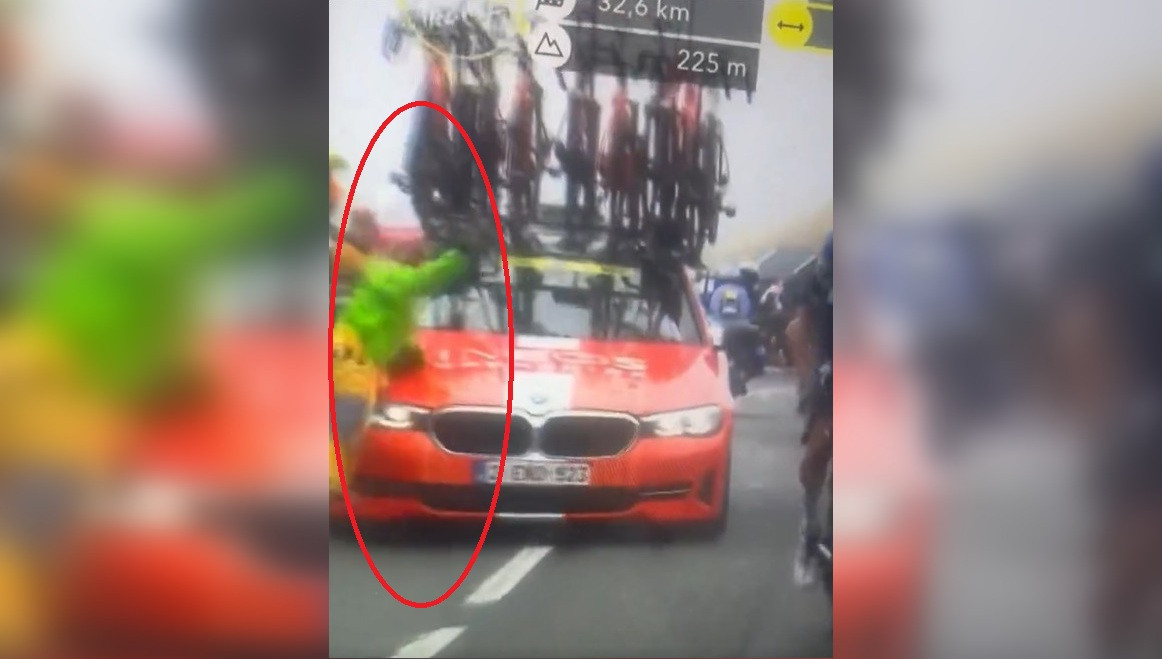 Incident grav la Turul Franţei. O maşină a unei echipe de renume a lovit o spectatoare. VIDEO