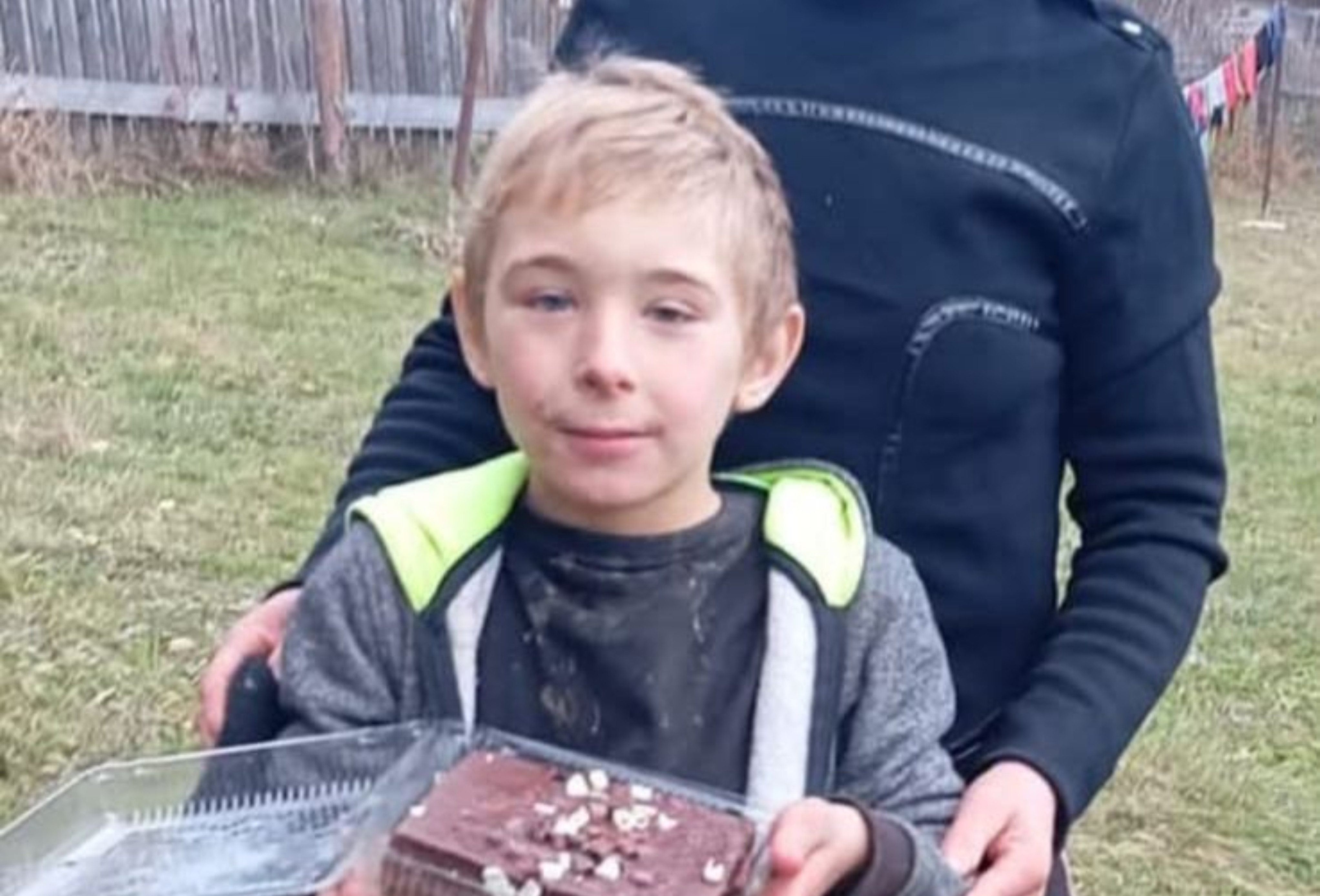 Un băiat de 7 ani, dispărut într-o pădure din Neamț, a fost găsit după o noapte de căutări cu drone. Se culcase sub un copac