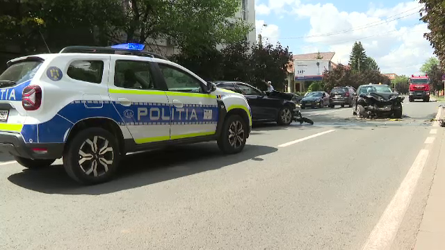 Accident cu trei mașini pe un bulevard din Timișoara. O femeie însărcinată în șapte luni a ajuns la spital