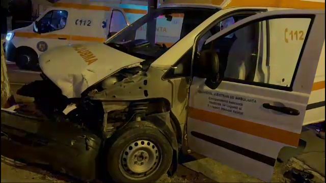 Ambulanță în misiune, lovită în Constanța. Asistenta rănită, dusă la spital