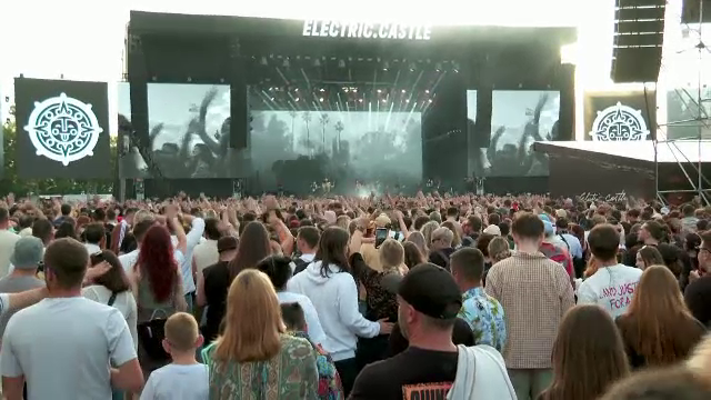 Electric Castle a prins culoare după zilele ploioase. Ținute spectaculoase, cozi la poze și energie maximă pe scenă