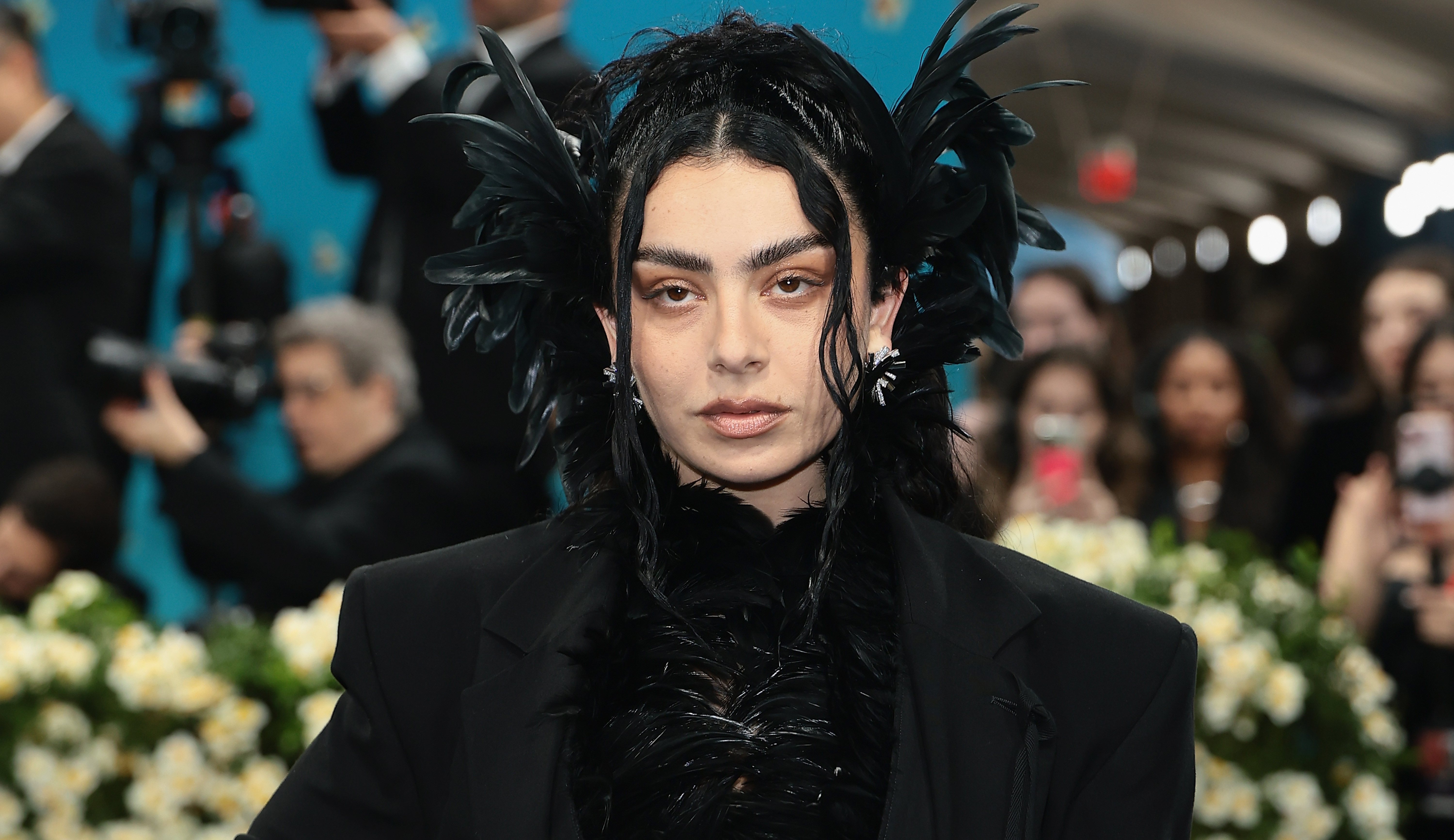 Charli XCX s-a căsătorit în secret. Cine este George Daniel, bărbatul care i-a devenit soț. VIDEO