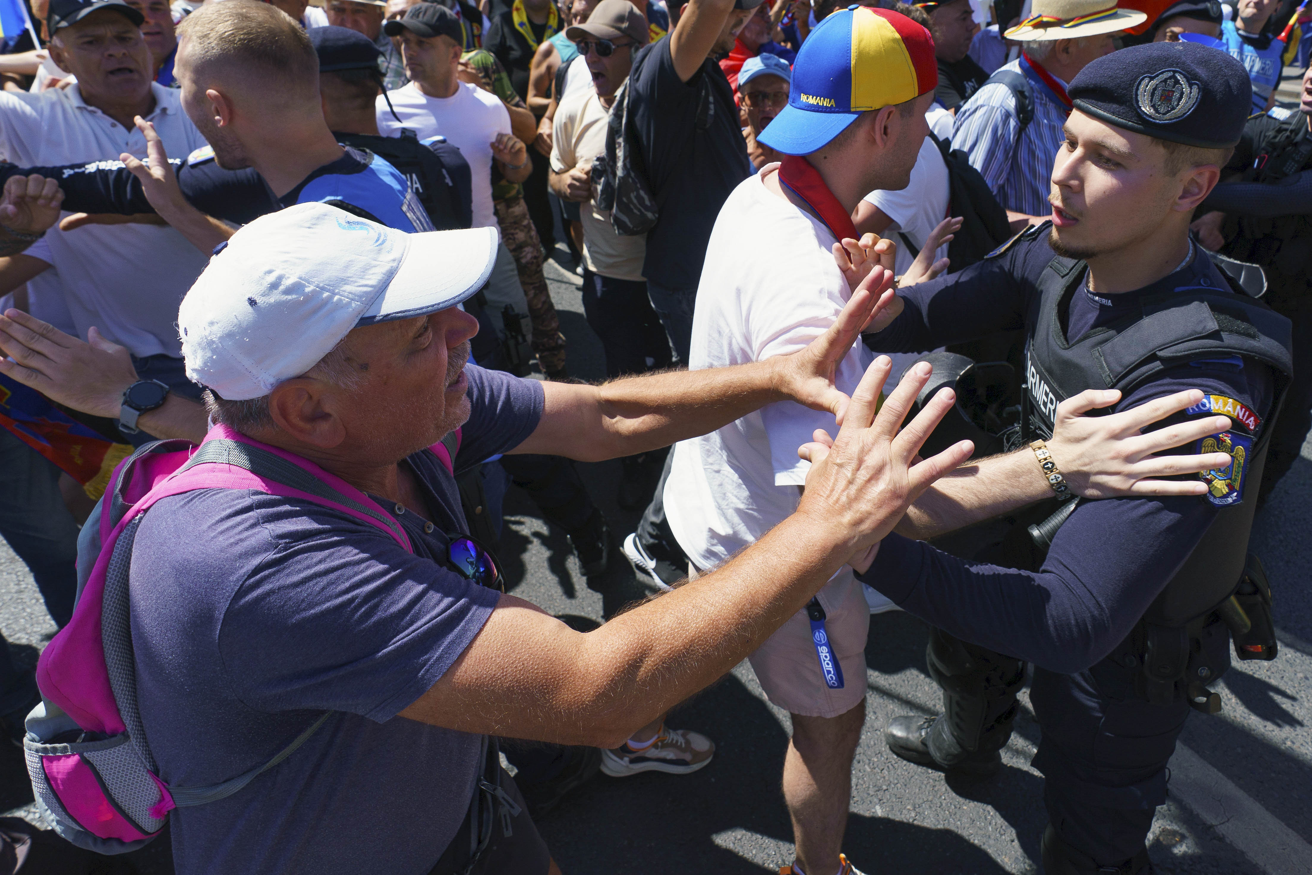 Șase dosare penale în urma protestelor violente din Piața Victoriei și de pe A1. Șoferul camionului, reținut și amendat