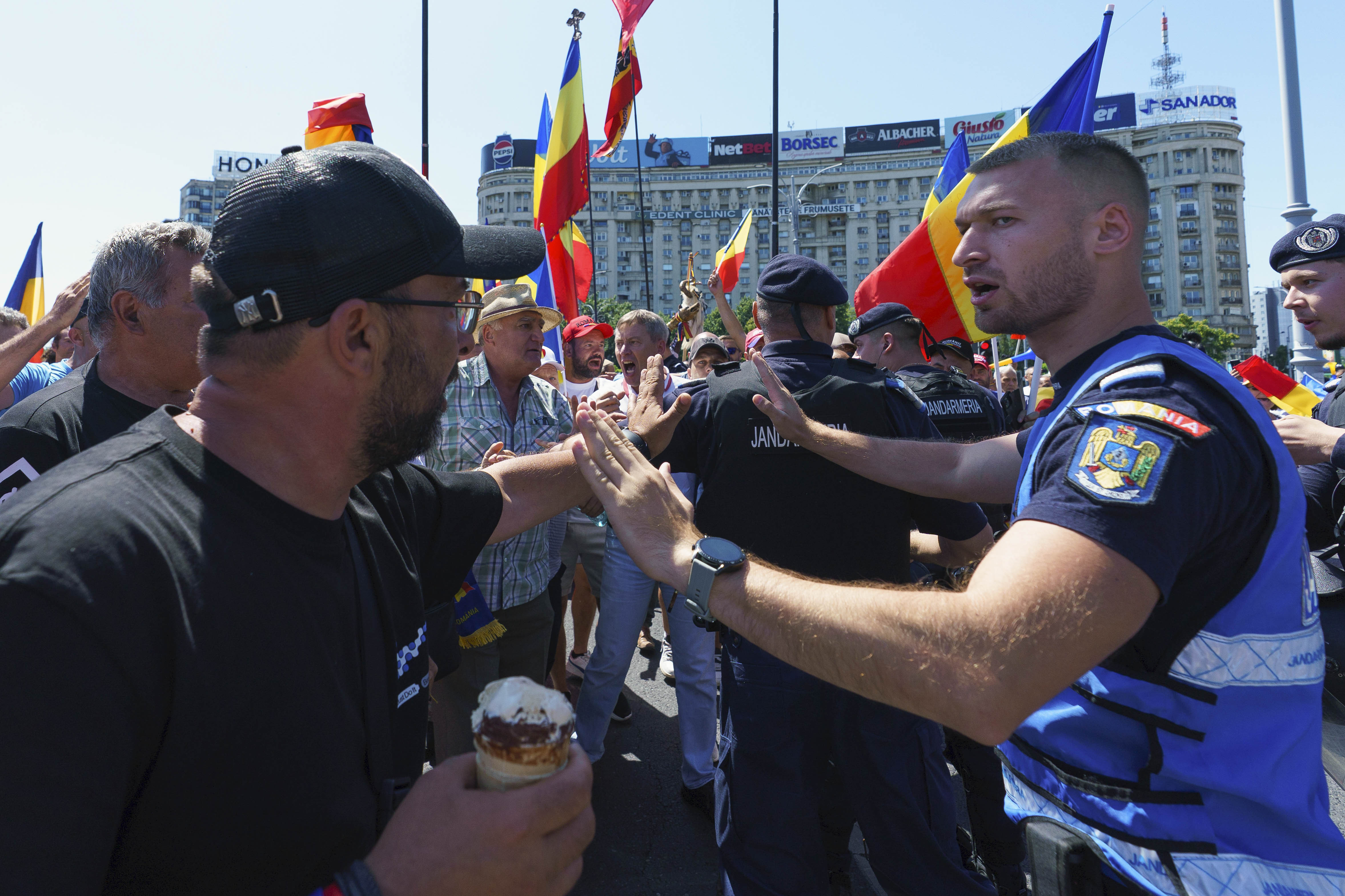 Incidente la protestul susținătorilor lui Călin Georgescu în Piața Victoriei. Un bărbat a adus cartofi pentru a-i ”înarma”