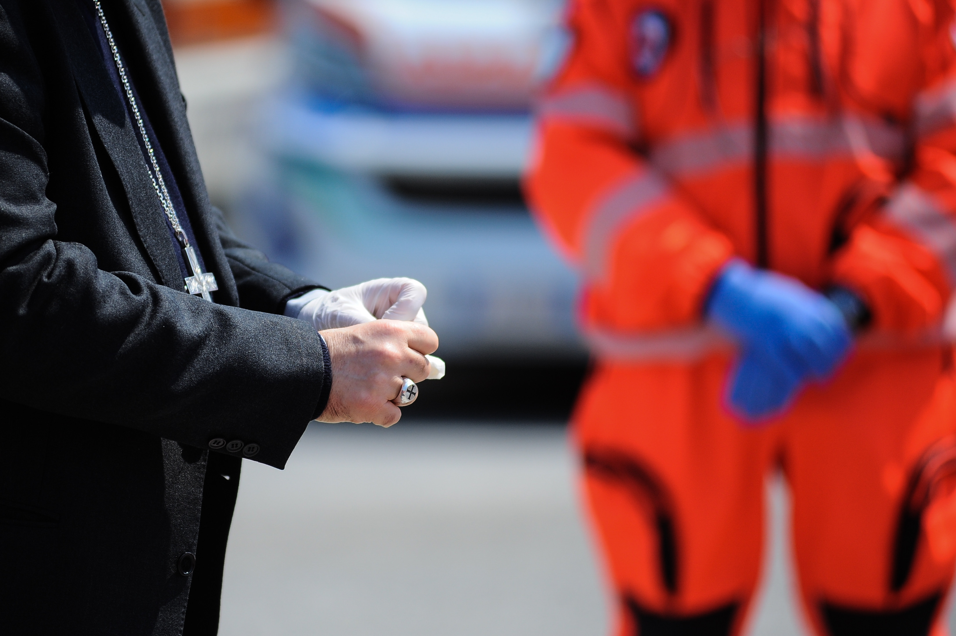 Fenomenul Lazăr. Un italian a înviat la 30 de minute după ce medicii l-au declarat mort. Câinele său i-a atacat pe salvatori