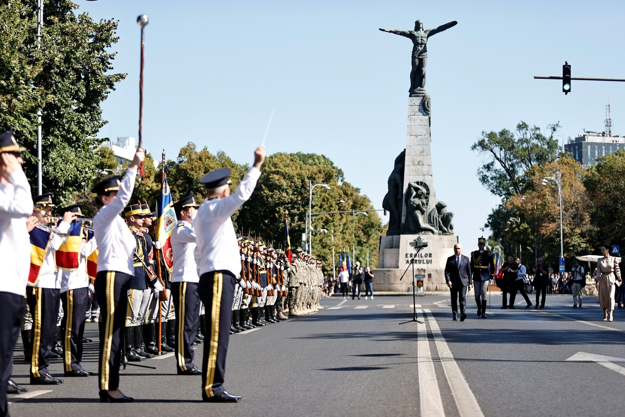 Bolojan, la Ziua Aviației Române și a Forțelor Aeriene: ”România nu e un simplu beneficiar al securității oferite de NATO”