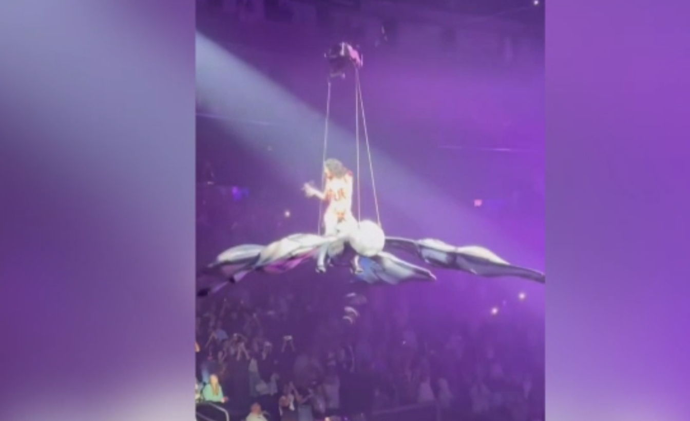 Clipe de încercare pentru Katy Perry. Fluturele uriaş pe care „zbura” deasupra mulțimii, s-a mișcat brusc