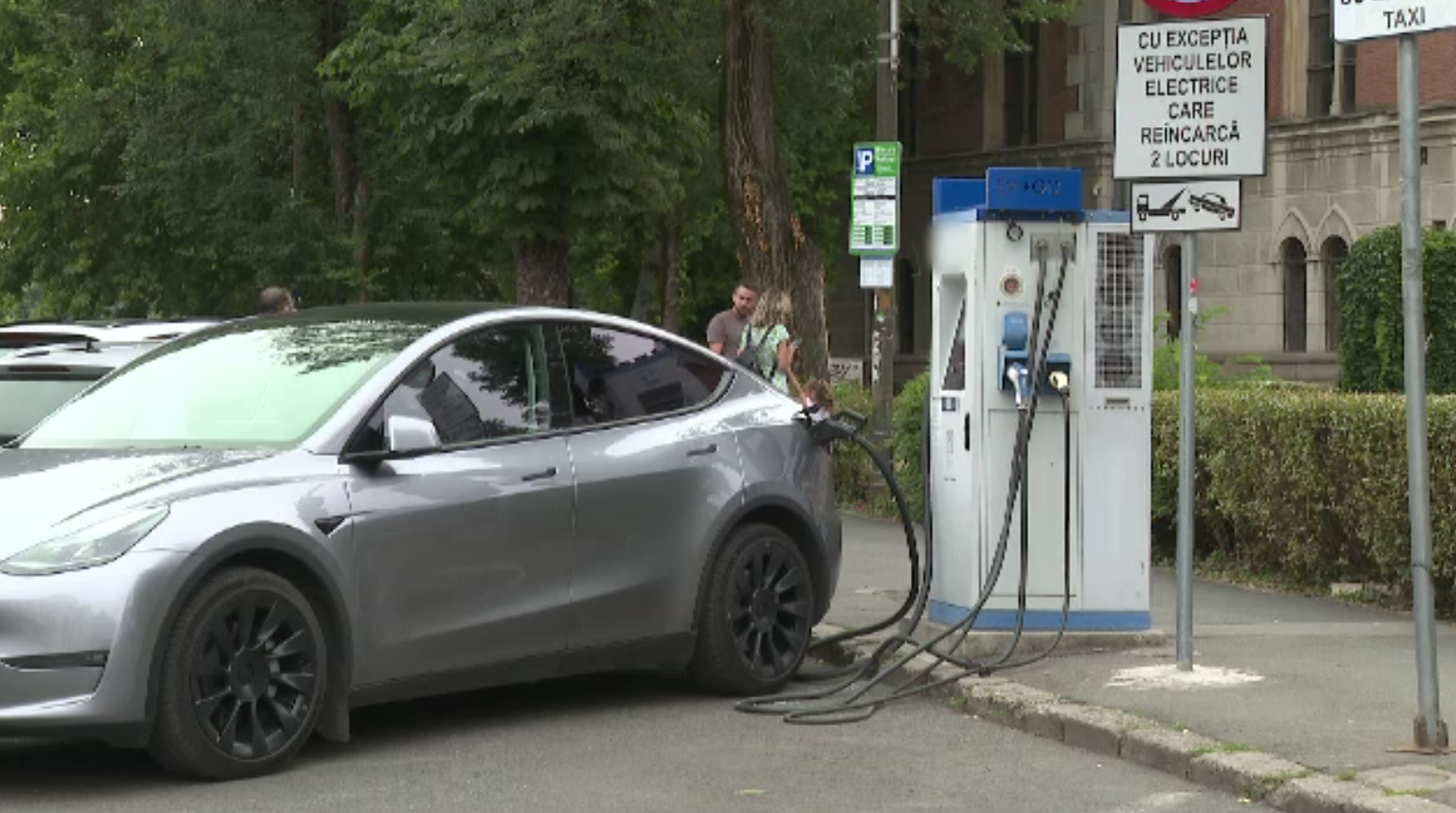 Au început să apară mai multe stații pentru maşinile electrice. Specialiștii estimează că numărul lor depășește 5.000