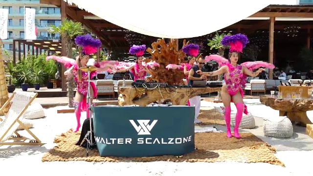 Turiștii de pe litoral, ademeniți cu DJ și cabaret pe plajă. ”Ne place în aglomerație, în bahaus”