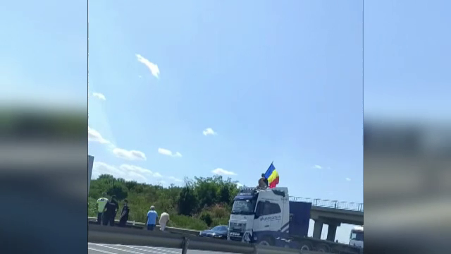 Un susținător al lui Călin Georgescu a pus tirul de-a latul A1 și a blocat intrarea în București. Protestatari violenți