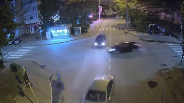 Trei răniți, după ce o șoferiță a pierdut controlul volanului într-o intersecție din Iași. S-a oprit într-o mașină parcată