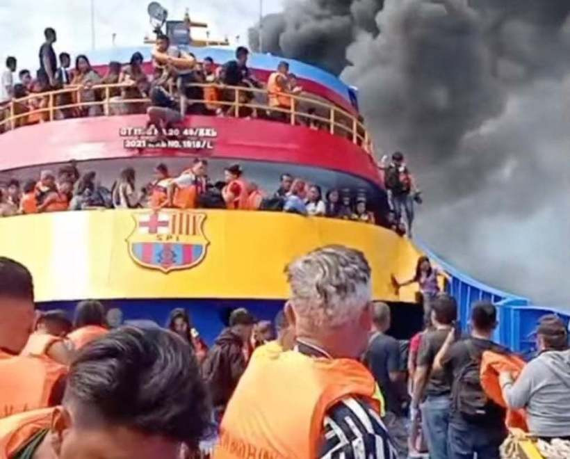 Un feribot a luat foc pe mare, în largul coastelor indoneziene. Trei oameni au murit, iar alți 568 au fost salvați. VIDEO
