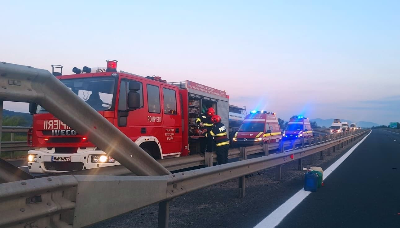 Accident cu 6 victime pe A1, printre care doi copii de 8 și 14 ani. Trei autoturisme şi un TIR s-au ciocnit | FOTO