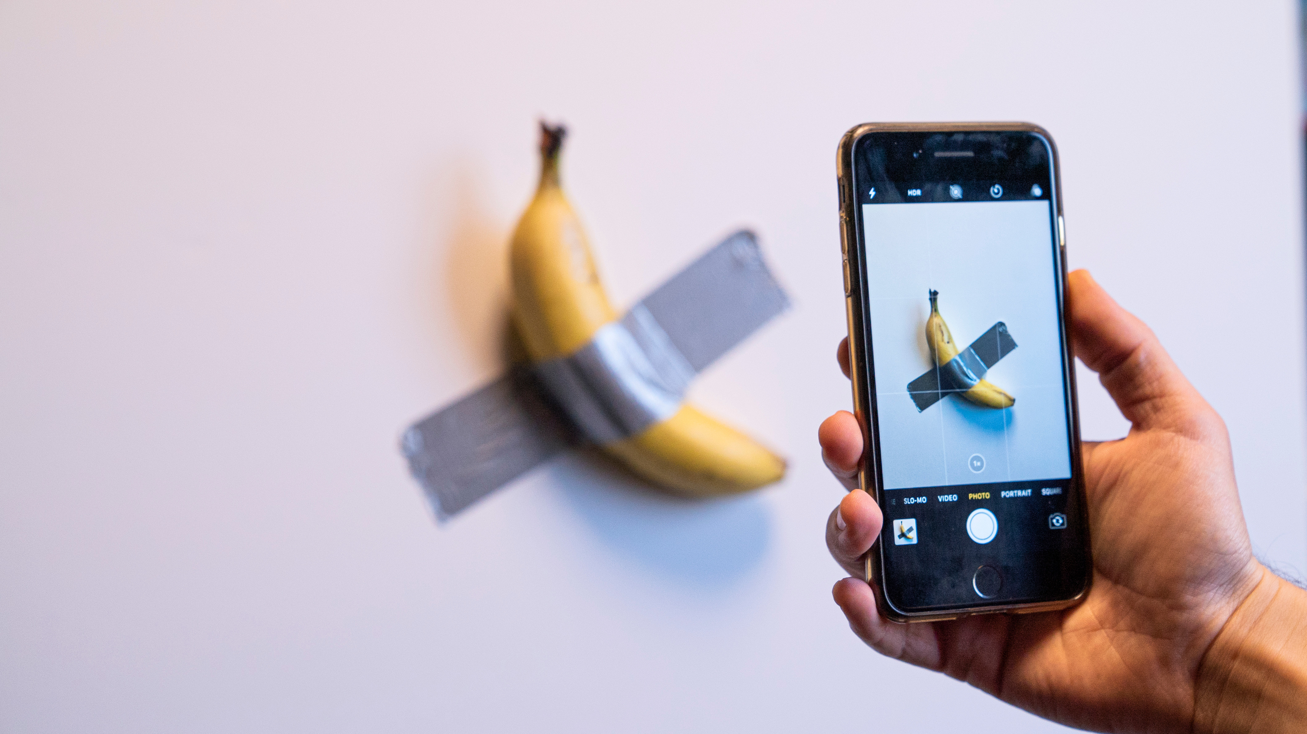 Un vizitator al muzeului Pompidou-Metz a mâncat banana de 6,2 milioane de dolari lipită cu scotch de perete. Ce a urmat