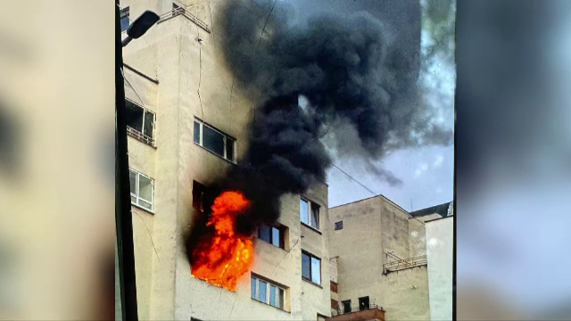 Incendiu puternic în Baia Mare. 28 de oameni au fost evacuați, după ce o trotinetă electrică a luat foc într-un apartament