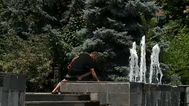 Temperatura uriașă înregistrată la umbră, în Calafat. Oamenii s-au răcorit în fântânile arteziene