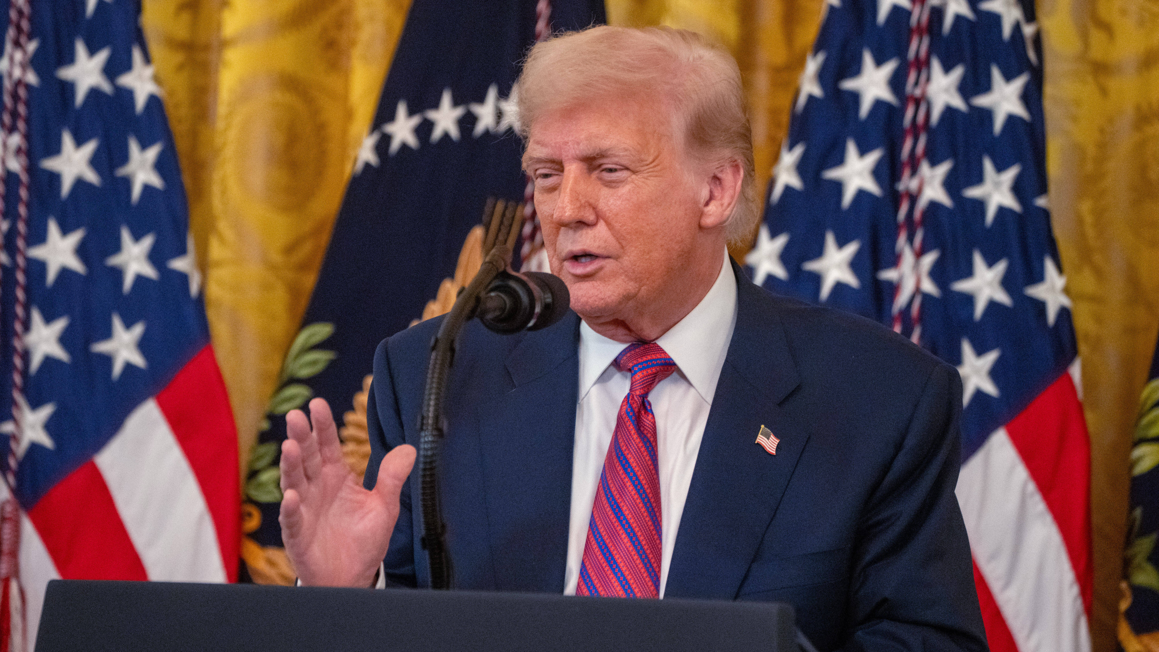 Donald Trump anunță că o resursă importantă nu va fi afectată de tarifele vamale impuse recent. Investitorii, îngrijoraţi