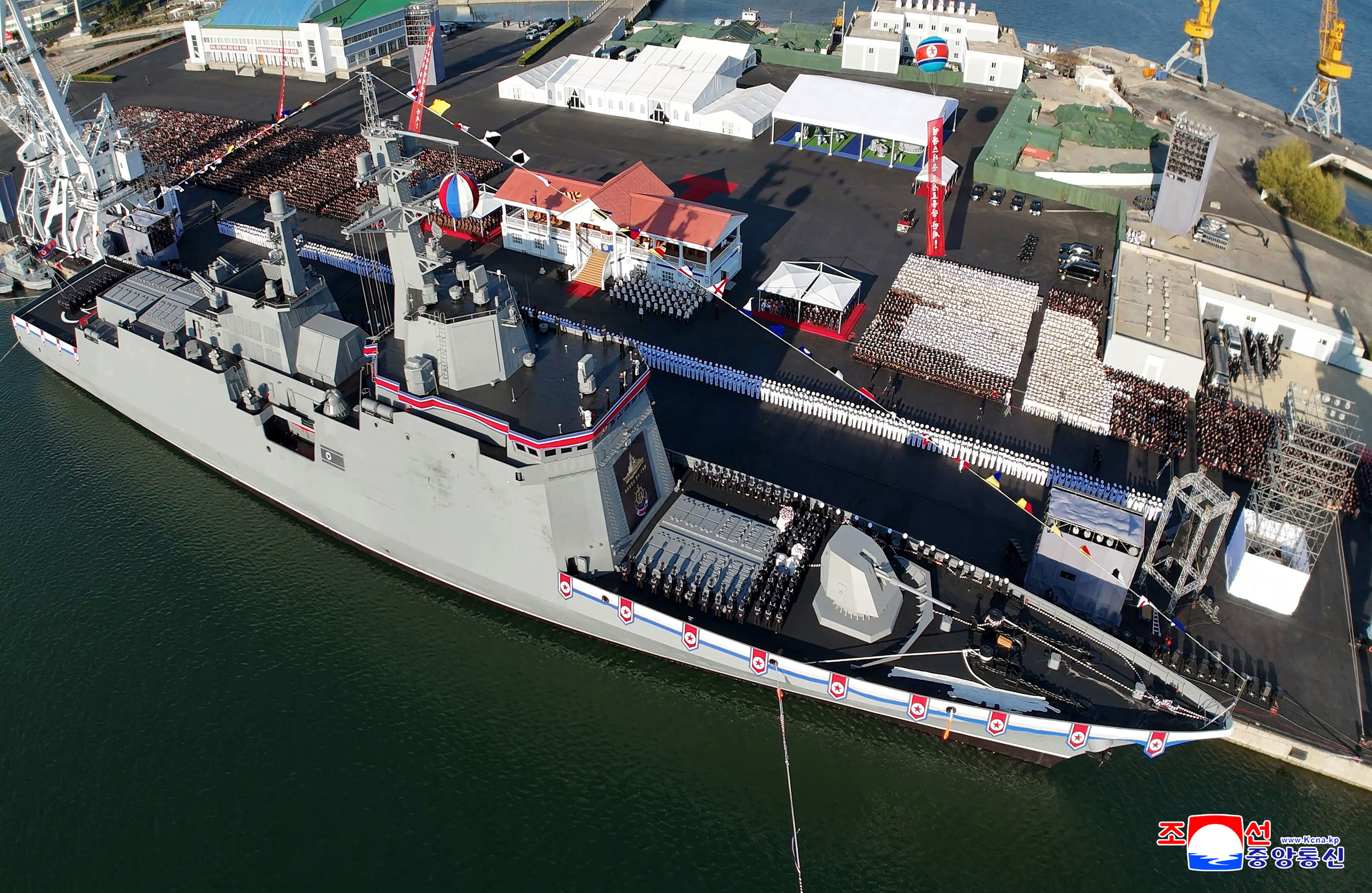 Coreea de Nord intenţionează să construiască o nouă navă de război de 5.000 de tone