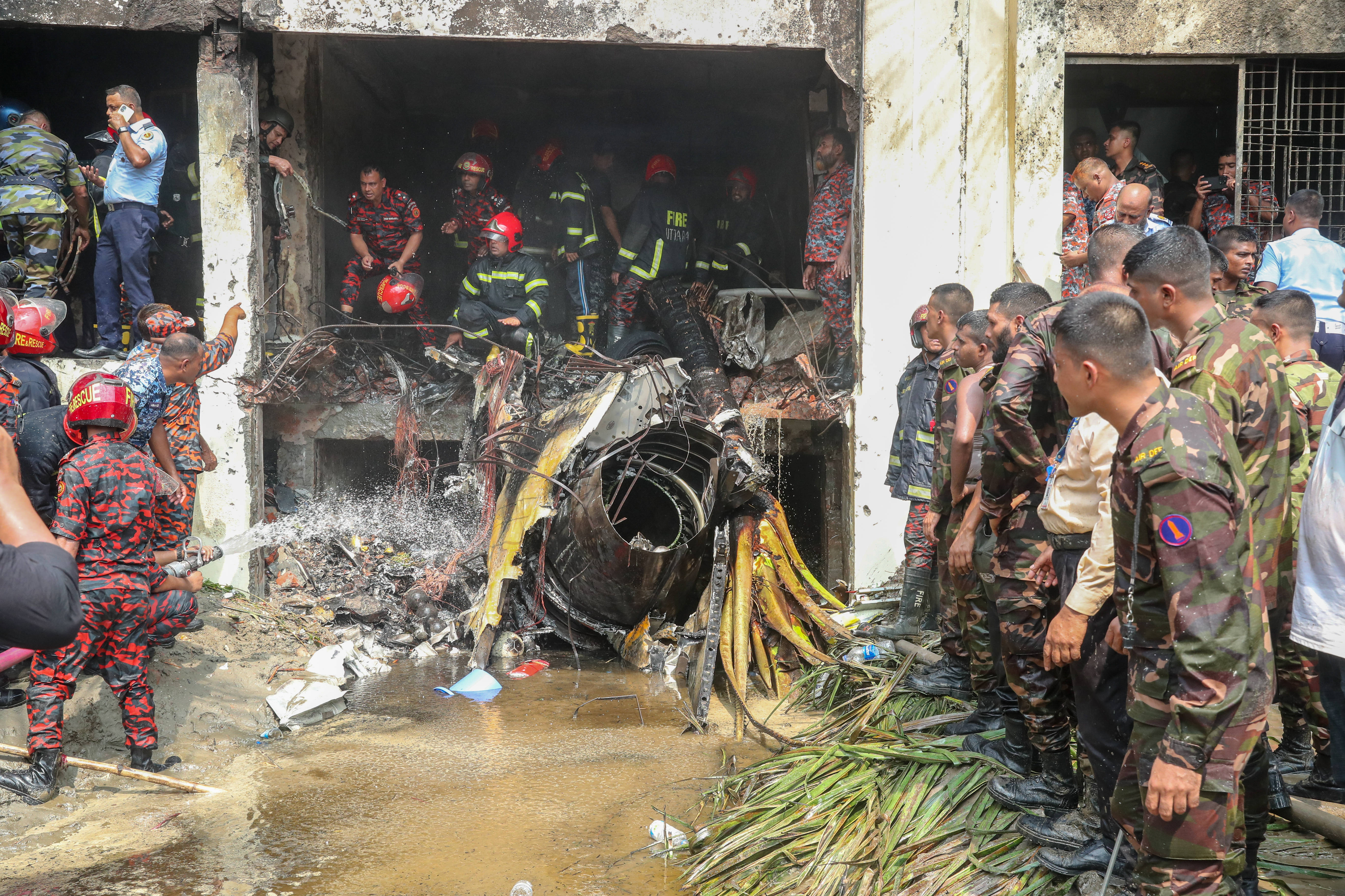 Tragedie aviatică. 27 de morți, majoritatea copii, după ce un avion militar s-a prăbușit peste o școală, în Bangladesh | FOTO